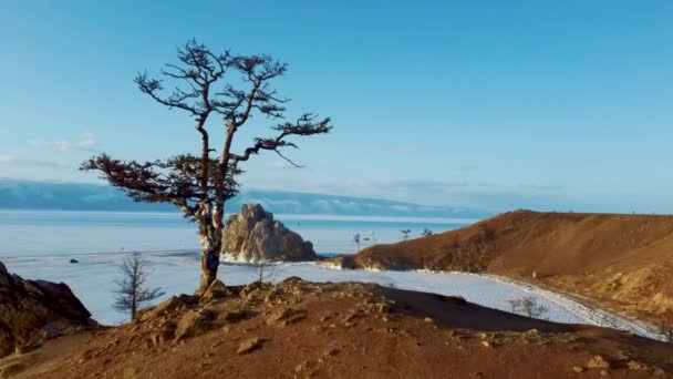 シベリアのオルホン島で冬のバイカルの美しい自然。巨大な凍結湖、岩、山 — ストック動画