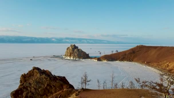 Wunderschöne Natur des winterlichen Baikalsees auf der Insel Olchon in Sibirien. Riesiger zugefrorener See, Felsen, Berge — Stockvideo