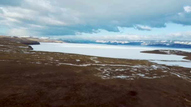 オルホン島のバイカル湖の冬の夕日の風景。雪と氷の山。ロシアのユニークな自然 — ストック動画