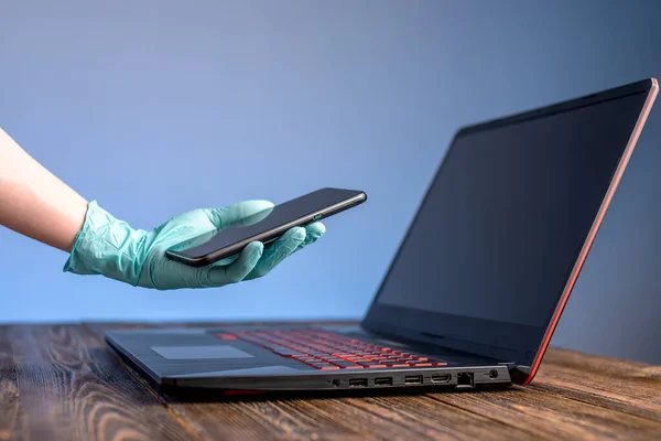 Een Hand Steriele Medische Handschoenen Met Een Mobiele Telefoon Een — Stockfoto