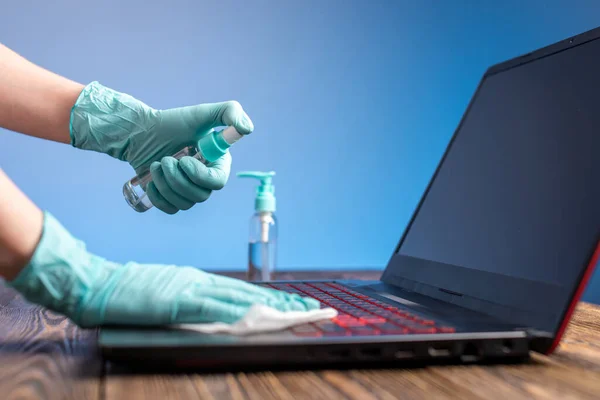 Vrouwen Handen Steriele Handschoenen Hanteren Hun Werkplek Vegen Een Servet — Stockfoto