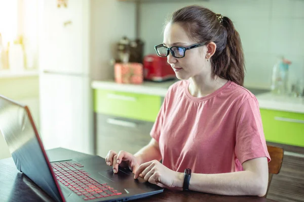 Una Joven Trabaja Remotamente Portátil Casa Concepto Trabajo Distancia Educación —  Fotos de Stock