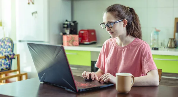 Una Joven Trabaja Remotamente Portátil Casa Concepto Trabajo Distancia Educación —  Fotos de Stock