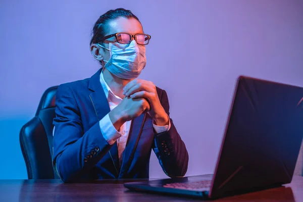 Hombre Negocios Con Una Máscara Médica Trabaja Una Computadora Portátil — Foto de Stock