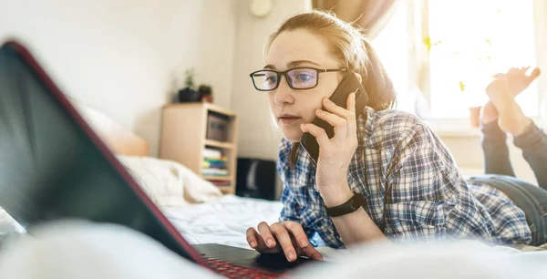 Mladá Studentka Předává Online Lekci Internetu Doma Ležící Posteli Vzdálené — Stock fotografie