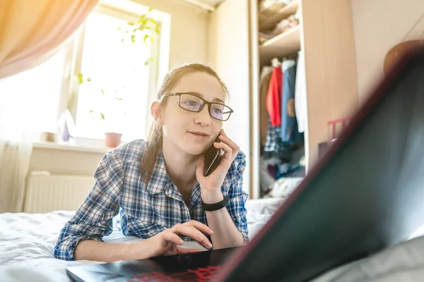 Una Joven Estudiante Está Pasando Lección Línea Internet Casa Acostada — Foto de Stock