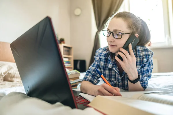 Una Joven Estudiante Está Pasando Lección Línea Internet Casa Acostada — Foto de Stock