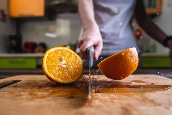 Chef Memotong Jeruk Menjadi Dua Dengan Pisau Besar Yang Bergerak Stok Foto
