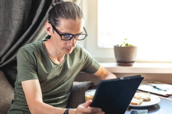 Jovem Surfando Internet Assistindo Vídeos Usando Tablet Janela Apartamento Conceito — Fotografia de Stock