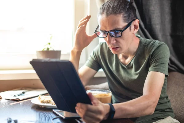 Homem Bonito Jovem Lendo Notícias Interessantes Internet Usando Tablet Gadget — Fotografia de Stock