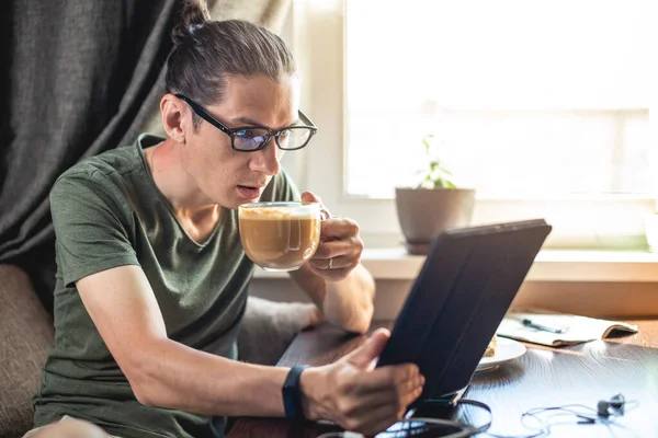 Jovem Surfando Internet Assistindo Vídeos Usando Tablet Janela Apartamento Conceito — Fotografia de Stock