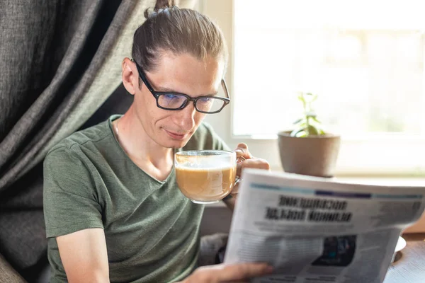 Homem Bonito Jovem Lendo Interessantes Artigos Notícias Quentes Jornal Beber — Fotografia de Stock