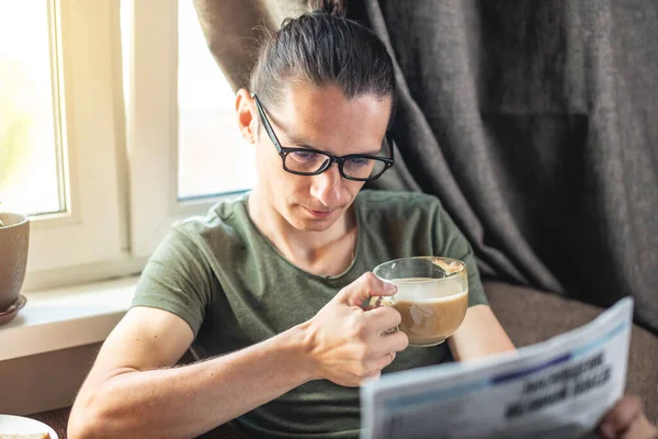 Homem Bonito Jovem Lendo Interessantes Artigos Notícias Quentes Jornal Beber — Fotografia de Stock