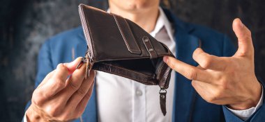 Adamın elinde açık kahverengi deri bir cüzdan var. Salgın sonrası ekonomik kriz ve iş iflası kavramı