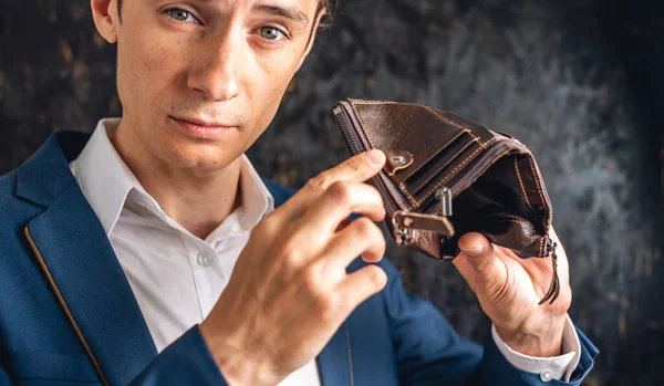 Homem Está Segurando Uma Bolsa Carteira Couro Marrom Vazio Aberto — Fotografia de Stock