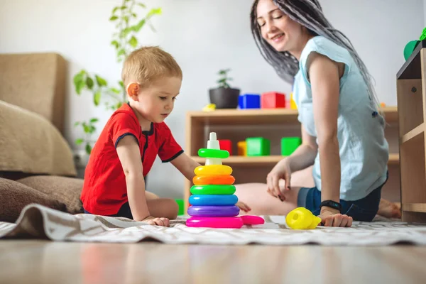 Happy Young Mother Her Child Together Collect Colorful Pyramid Concept — Stock Photo, Image