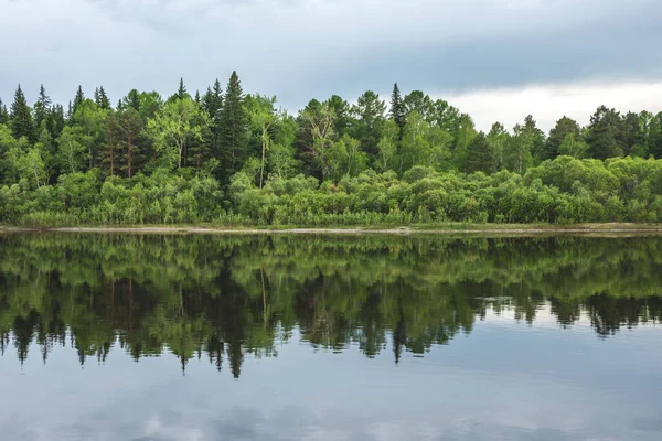 Paysage Forêt Verte Dense Qui Reflète Dans Rivière Les Collines — Photo