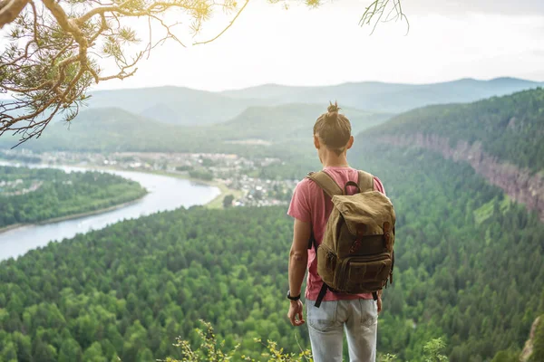 Tourist Traveler Backpack Standing Edge Cliff Looking Green Valley River — Stock Photo, Image