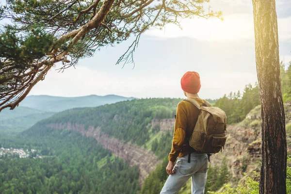 Tourist Traveler Backpack Red Hat Standing Edge Cliff Looking Green — Stock Photo, Image