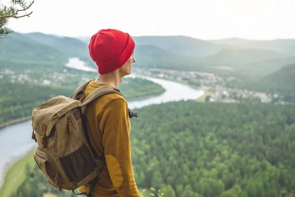 Tourist Traveler Backpack Red Hat Standing Edge Cliff Looking Green — Stock Photo, Image