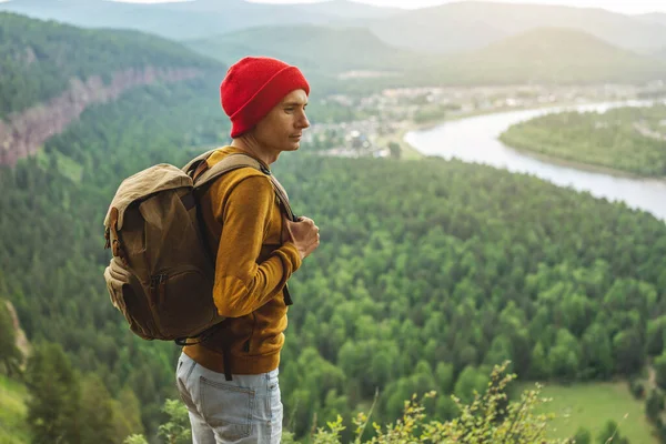 Viajero Turístico Con Mochila Sombrero Rojo Encuentra Borde Acantilado Está — Foto de Stock