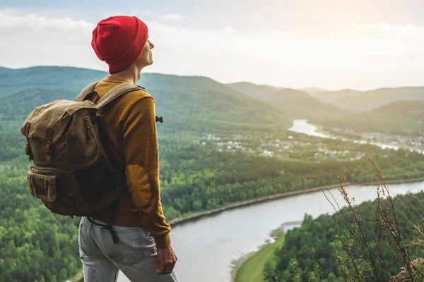 Tourist Traveler Backpack Red Hat Standing Edge Cliff Looking Green — Stock Photo, Image