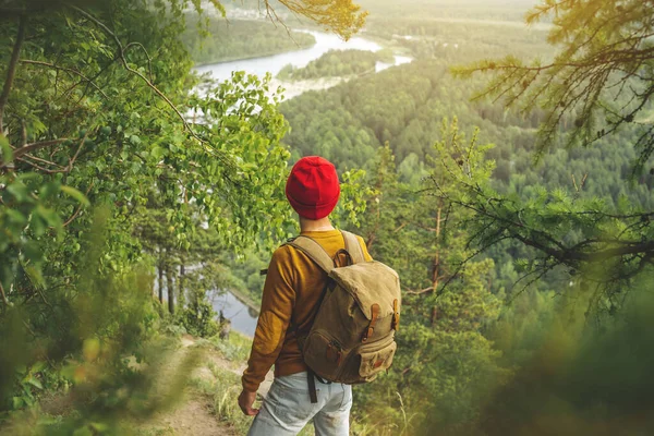 Tourist Traveler Backpack Red Hat Standing Edge Cliff Looking Green — Stock Photo, Image