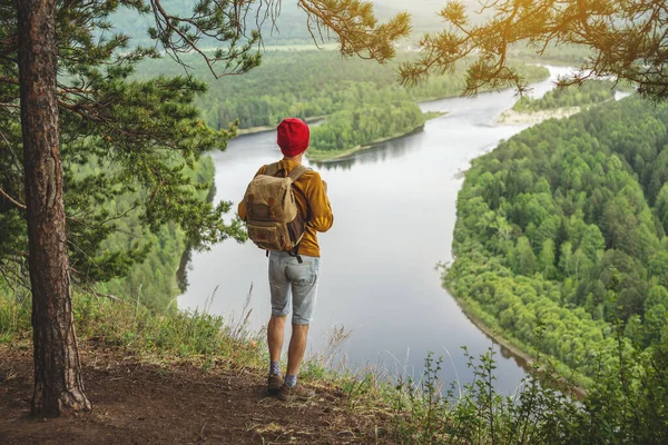 Tourist Traveler Backpack Red Hat Standing Edge Cliff Looking Green — Stock Photo, Image