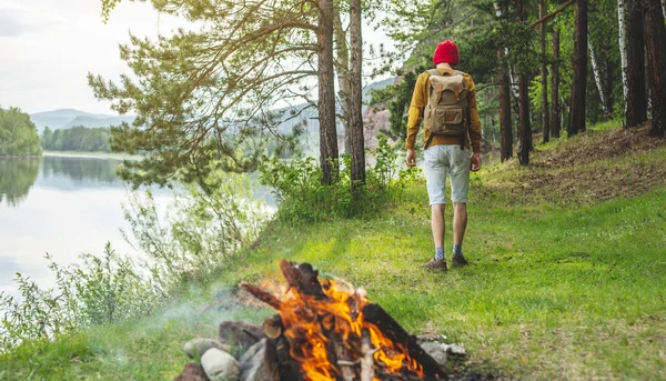 Turista Con Uno Zaino Cappello Rosso Cammina Nella Foresta Vicino — Foto Stock
