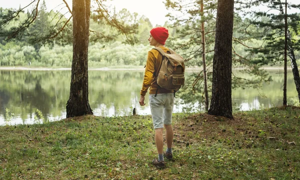 Turista Com Uma Mochila Chapéu Vermelho Está Andando Floresta Entre — Fotografia de Stock
