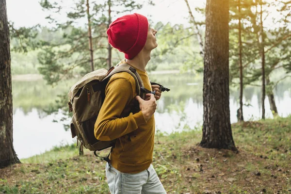 Turista Com Uma Mochila Chapéu Vermelho Está Andando Floresta Entre — Fotografia de Stock