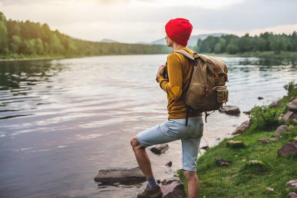 Tourist Traveler Backpack Red Hat Standing River Beautiful Reflection Water — Stock Photo, Image