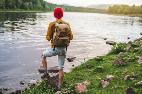 Tourist Traveler Backpack Red Hat Standing River Beautiful Reflection Water — Stock Photo, Image
