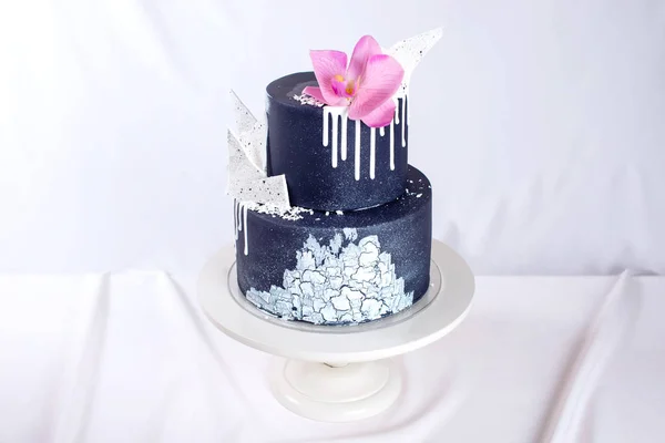 Gateau De Mariage Noir Decore De Chocolat Blanc Et Fleur D Orchidee Contexte Plis Stock Photo