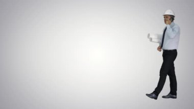 Mühendis telefonda gradyan geçmişi ile ilgili kağıt işleriyle konuşuyor..