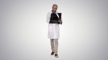 Degrade arka planda yürürken Doktor omuz x-ışını taraması gözden.