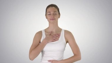 Derinden nefes alan mutlu kadın, değişken arka plan üzerinde egzersiz yapıyor..