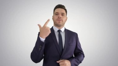 İşadamı yöneticisi kısa iş tavsiyeleri veriyor Gradyan arka plan eğitimi.