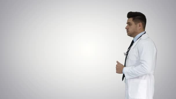 Marcher médecin masculin passant sur fond de gradient . — Video