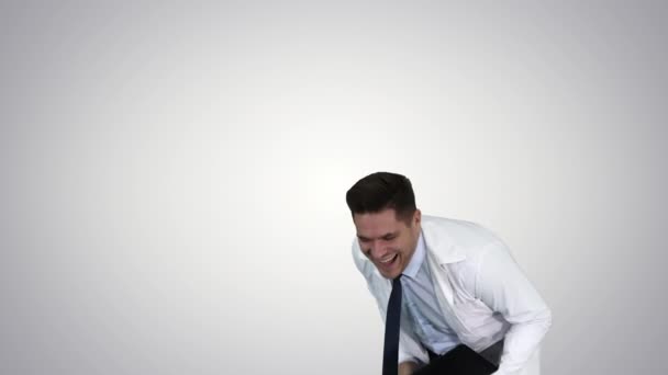 Επιχειρηματίας μηχανικός ή γιατρός με ένα φορητό υπολογιστή γελώντας στο φόντο ντεγκραντέ. — Αρχείο Βίντεο