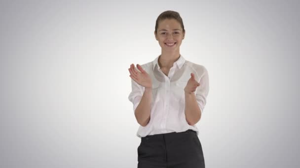 Šťastná mladá podnikatelka tleskání rukou na gradient pozadí. — Stock video