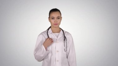 Terapist doktor kadın, arka plana doğru gidiyor..