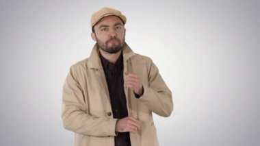Adam işaret parmağıyla fikir tombalası yapıyor. Gradyan arka planda size bakıyor..