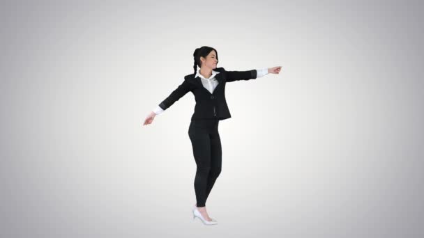 Geschäftsfrau tanzt auf Steigungshintergrund.