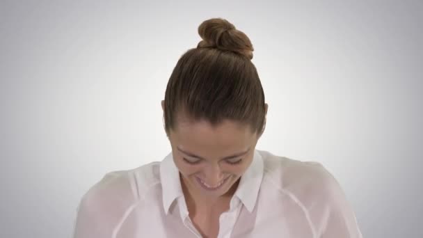 陽気な女性笑いグラデーションの背景で顔の表情. — ストック動画