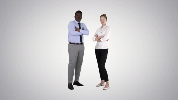 Internationale zakenmensen met gevouwen armen op een hellende achtergrond. — Stockvideo