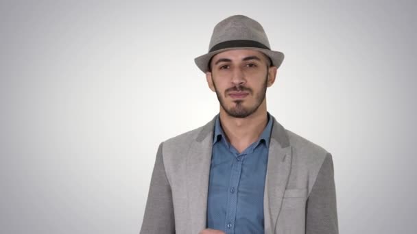 Arab műsorvezető az alkalmi séta a tabletta és elcsúsztatva oldalakat, hogy a gradiens háttér. — Stock videók