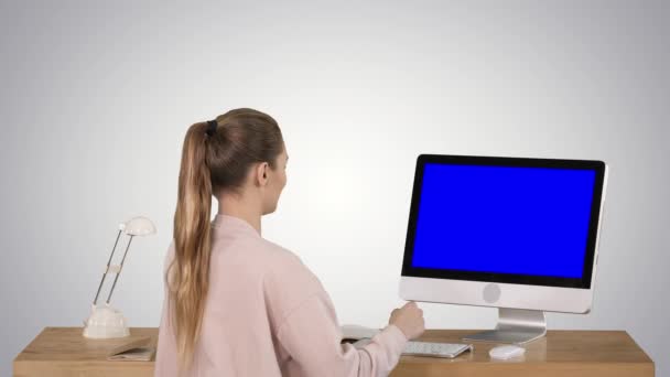 Ελκυστική περιστασιακή επιχειρηματίας που εργάζεται στο γραφείο χρησιμοποιώντας το PC Blue Screen Mock-up Display on grade background. — Αρχείο Βίντεο
