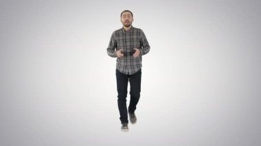 Yakışıklı İspanyol manken kameraya konuşuyor ve arka planda yürüyor..