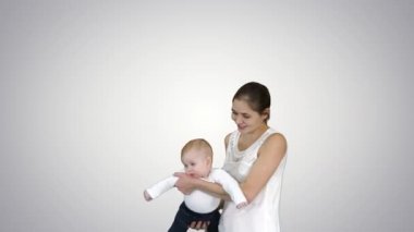 Anne elleri bebek annelerin elinde uçan bebek döner, Alpha Channel